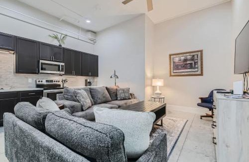 Golden Apartment | Golden Getaway Spacious 2BR Walk to Trails
