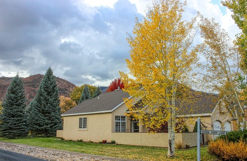 Dalton Ranch House | Golf course-adjacent home with private hot tub & amazing decor