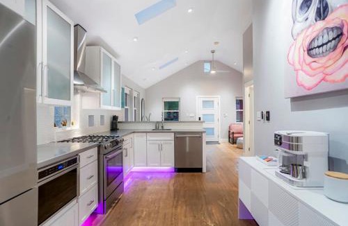 Barnum House | Good Vibe Tribe-2 Mi DT-Hot Tub-K Bed-Pet Friendly