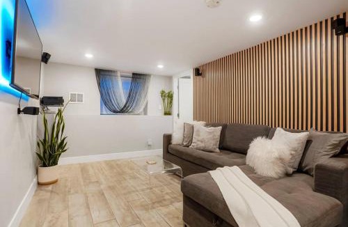 Barnum House | Good Vibe Tribe-2 Mi DT-Hot Tub-K Bed-Pet Friendly