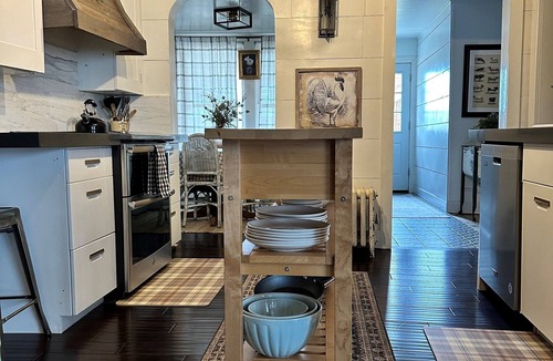 Montrose House | Gorgeous downtown beauty! 2min walk to local restaurant's/Main Street Montrose