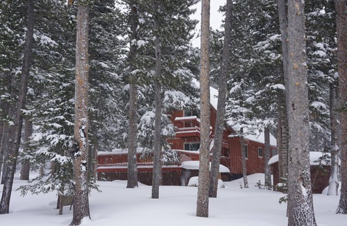 Saint Mary's Cabin | Gorgeous Mountain Cabin with Hot Tub and Glacier hiking year round