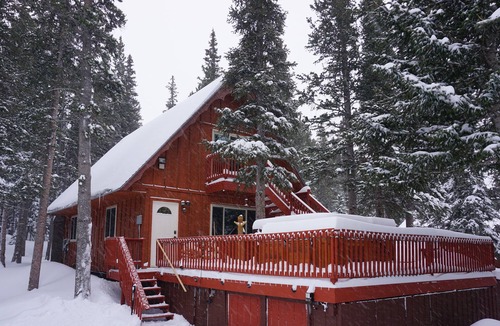Saint Mary's Cabin | Gorgeous Mountain Cabin with Hot Tub and Glacier hiking year round