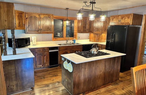 Ridgway House | Gorgeous Ouray Cabin - Sleeps 10, Mountain View, Secluded, Convenient to town