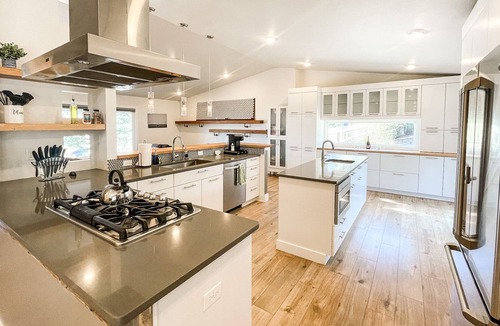 Skyway House | ★Gorgeous★Remodeled home mins to trails/downtown