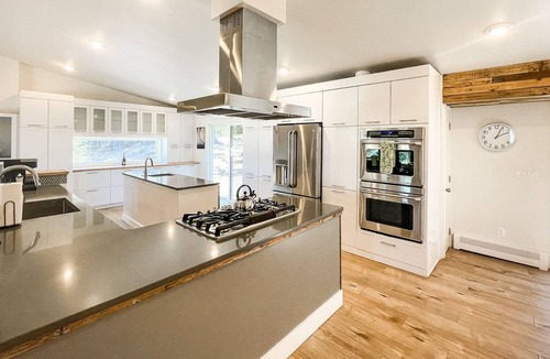 Skyway House | ★Gorgeous★Remodeled home mins to trails/downtown