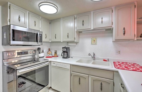 Grand Junction House | Grand Junction Golf Course Condo w/Balconies