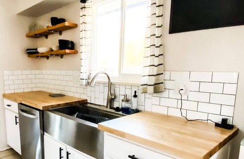 Redlands House | **Great Location** Cozy Farmhouse
