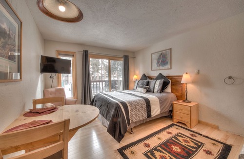 Four O'Clock Apartment | Great Ski-In Studio, 200 Steps to Ski Lift, 5min. Walk To Main St.