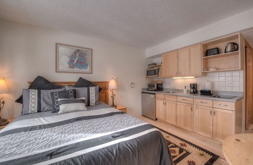 Four O'Clock Apartment | Great Ski-In Studio, 200 Steps to Ski Lift, 5min. Walk To Main St.