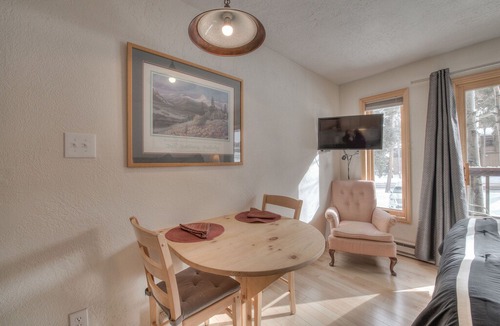 Four O'Clock Apartment | Great Ski-In Studio, 200 Steps to Ski Lift, 5min. Walk To Main St.