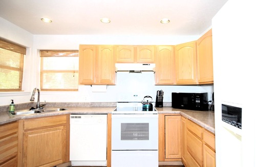 Montrose House | Great southside location, 2 mins to Bridges, fenced back yard, 2 car garage, AC!