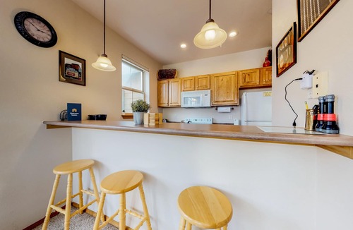 Frisco Condo | Ground-level condo w/private balcony & shared hot tub - on bus route