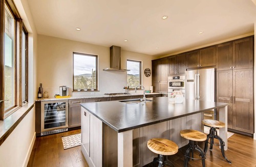 The Highlands House | GUEST FAVORITE! Blue River Retreat- Modern Mountain Home! Pet Friendly, Spa!