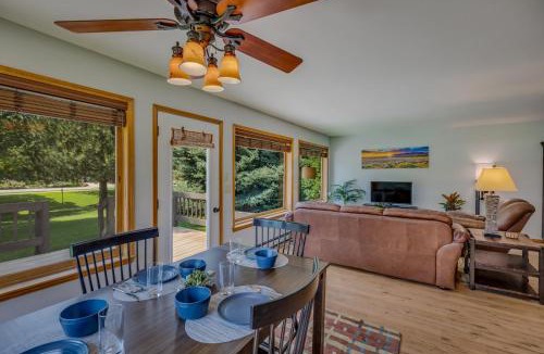 Carbondale House | Happy Home near Downtown Carbondale