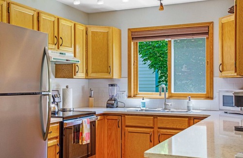Carbondale Apartment | Happy Home - Sunny and Clean House near Downtown