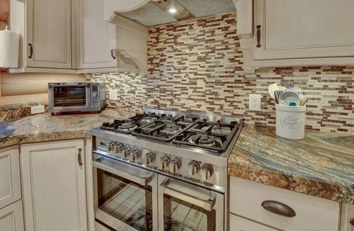 Cascade-Chipita Park Cabin | Hawk's Landing - pet friendly, hot tub, luxurious