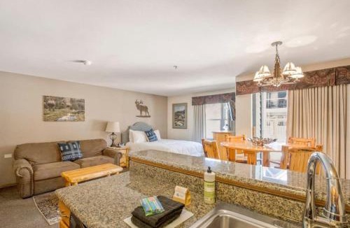 Historic District Apartment | Heart of Breck Studio Hot tub Pool and Parking