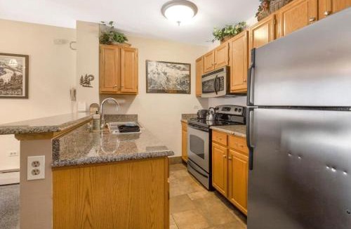 Historic District Apartment | Heart of Breck Studio Hot tub Pool and Parking
