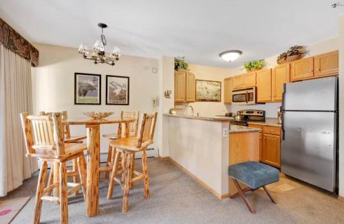 Historic District Apartment | Heart of Breck Studio Hot tub Pool and Parking