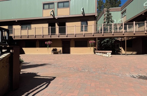 Four O'Clock Condo | Heart of Breckenridge-Walk to Lifts and Town! Owner Rental.