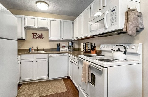 Rockrimmon Condo | Hidden Academy Gem! 2 BR, 1BA w/AC! Sleeps 5