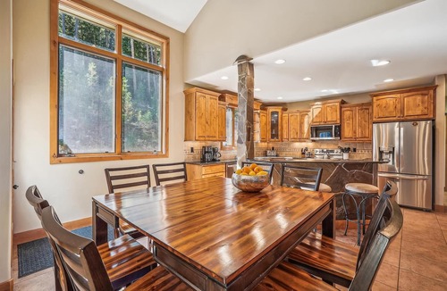 Breckenridge Heights House | High Point Lodge: Private Home, Cozy Patio Area, Hot Tub & Private Ski Shuttle!