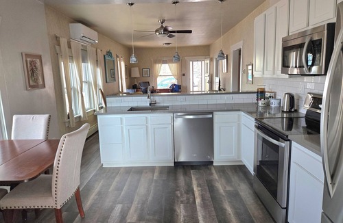 Lyons House | High St. Bungalow; 30 Day+ Lyons Gem! Mt Views, Location, Music, Dog Friendly