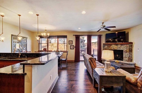 The Highlands House | Highland Greens 93: Gorgeous Townhome, Season Shuttle & Private Hot Tub.
