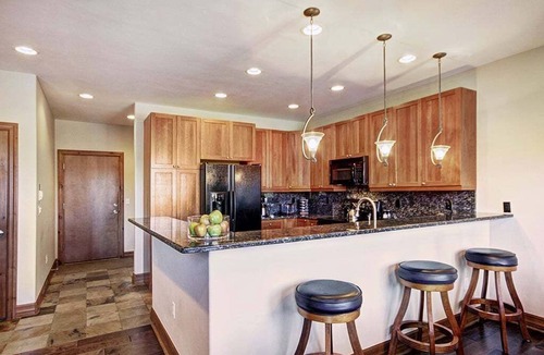 The Highlands House | Highland Greens 93: Gorgeous Townhome, Season Shuttle & Private Hot Tub.