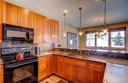 The Highlands House | Highland Greens 93: Gorgeous Townhome, Season Shuttle & Private Hot Tub.