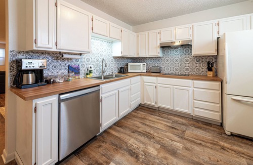 Sunnyside Apartment | Highlands Haven, Cozy Retreat in Historical Center