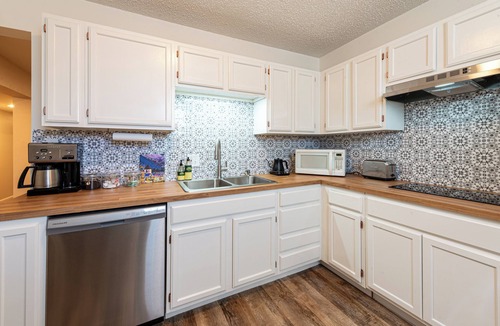 Sunnyside Apartment | Highlands Haven, Cozy Retreat in Historical Center