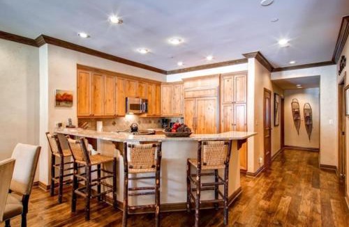 Highlands Townhomes Apartment | Highlands Slopeside 200 by East West Hospitality