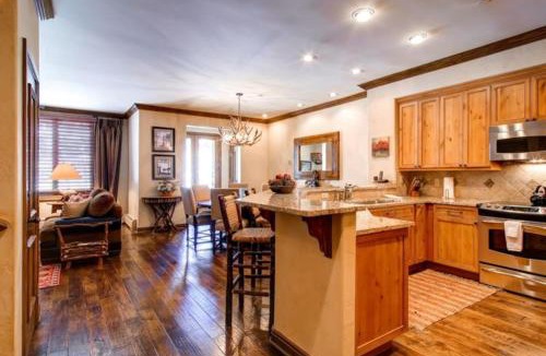 Highlands Townhomes Apartment | Highlands Slopeside 200 by East West Hospitality