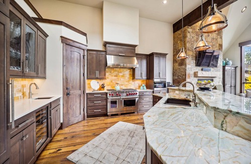 Peak 8 House | Highwoods Shock Hill Townhome-Steps Away From Gondola-Hot Tub.