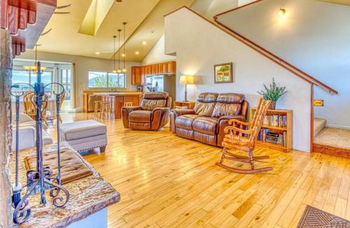 Colorado City House | Hillside Haven Hot Tub & Stunning Mountain View