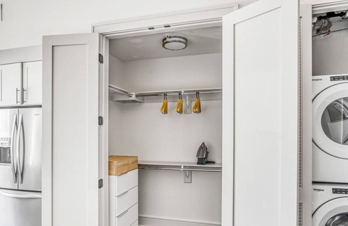 Civic Center Apartment | Hip Golden Triangle Studio w/ Gym & Pool near Capitol Hill, by Blueground