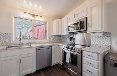 Twin Lakes House | Historic Boho Brothel Lake Retreat Fast Wifi