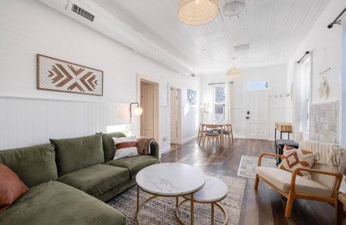 Twin Lakes House | Historic Boho Brothel Lake Retreat Fast Wifi