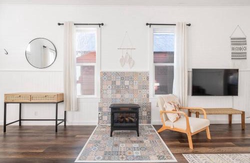 Twin Lakes House | Historic Boho Brothel Lake Retreat Fast Wifi