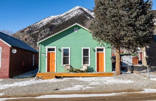 Twin Lakes House | Historic Boho Brothel Lake Retreat Fast Wifi