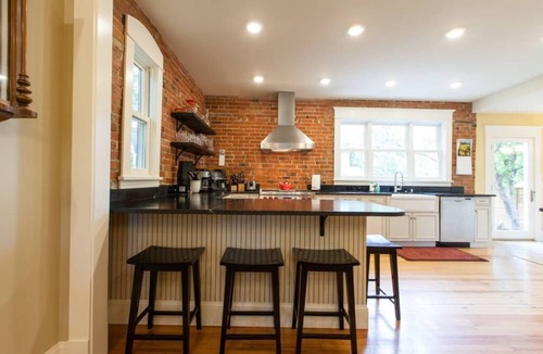 Whittier House | Historic Home, Stroll to Pearl, Lrg Private Yard