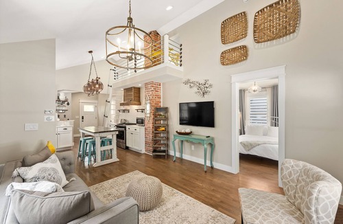 Louisville House | Historical Joey House, Sleeps 6 Walk to Restaurants