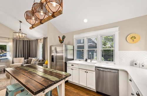 Louisville House | Historical Joey House, Sleeps 6 Walk to Restaurants