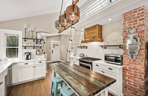 Louisville House | Historical Joey House, Sleeps 6 Walk to Restaurants
