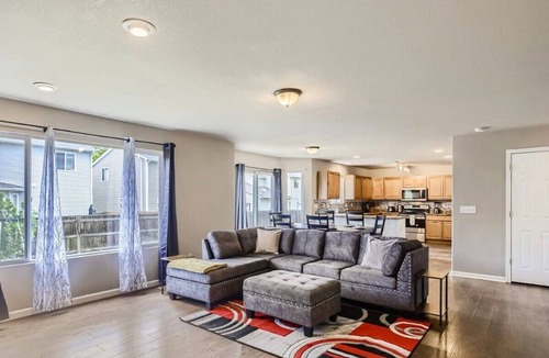 Longmont House | Holiday Discount! Cozy 6BR Retreat for Groups!