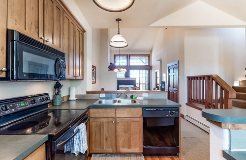 Granby Condo | Home by Granby Ranch w/private washer/dryer, shared hot tub, & WiFi