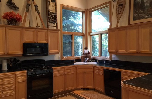 Edwards House | Home for 22, Ski Shuttle, Hot Tub, Pool, Dog OK Tennis/Pickleball/Pool Table