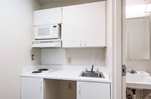 Southeast Colorado Springs Hotel | HomeTowne Studios By Red Roof Colorado Springs - Airport